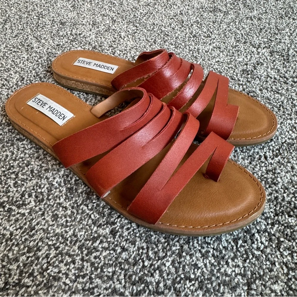 Steve Madden Red Strappy Slip On Sandals Flat Slide Shoes Fits Like 6.5/7 - Picture 1 of 5